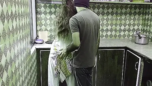 Hint Desi Teyze mutfak mai kam kr rahi bu hasta ny bir k Gand pakar li aur Bohat Chudai ki Gand phar d Hintçe Ses Xxxxx Seks
