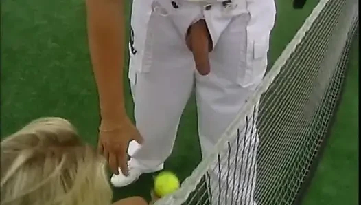 Tenis antrenörü onun kıçına vuruyor