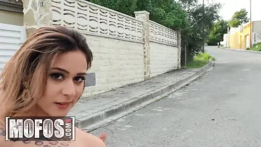 MOFOS - Bella Rico, Halka Açık Bir Bakış Açısıyla Vuruyor ve Tıraşlı Amını Kremalı Meniyle Dolduruyor