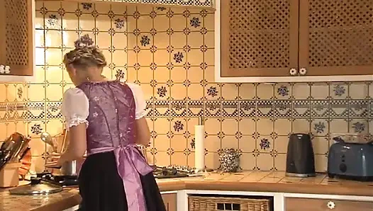Alisha, Dirndl Giyerek Sex Dergisinde Gösterildiği Gibi Yapıyor