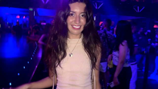Gece kulübünün tuvaletinde tatlı kızın tüm deliklerini becerdim.