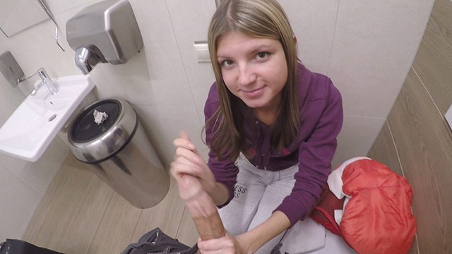 Para karşılığı trende kendini siktiren seksi Rus kızı